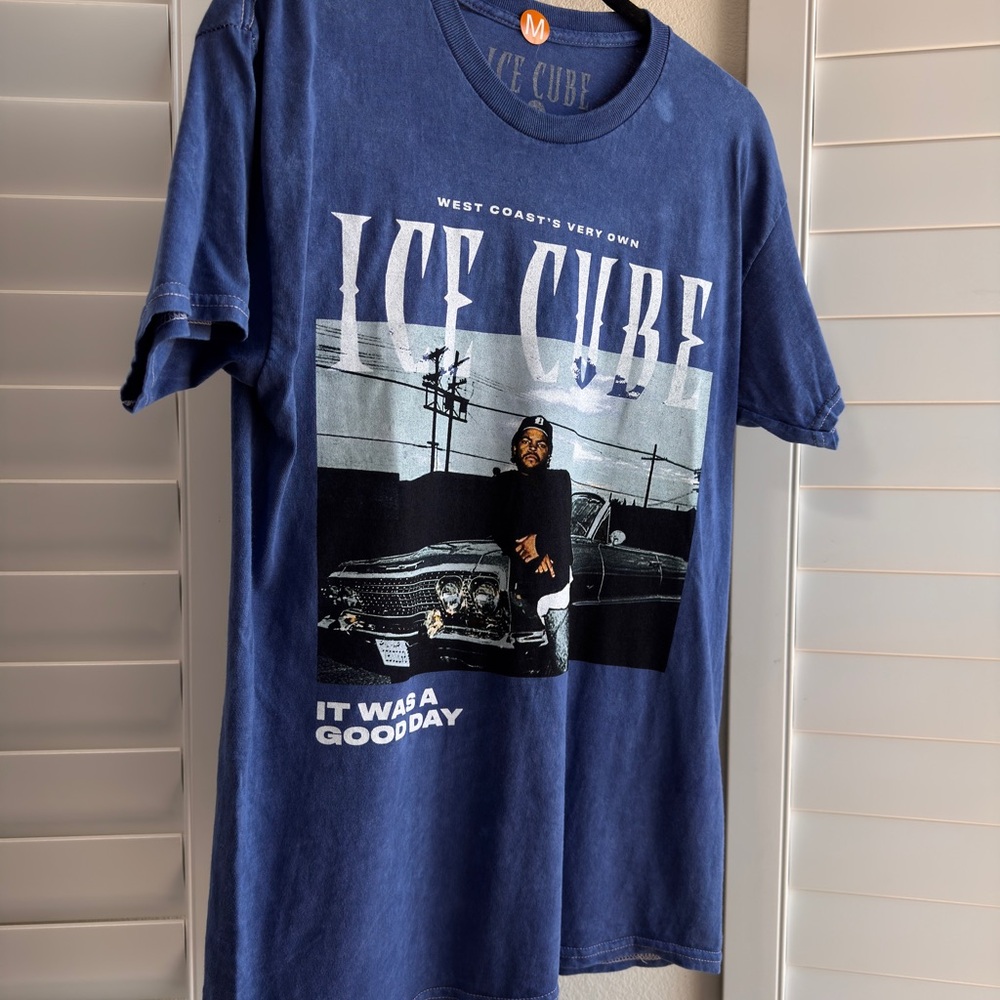 Graphic Tshirt in Navy Blue. Size M. Distressed look